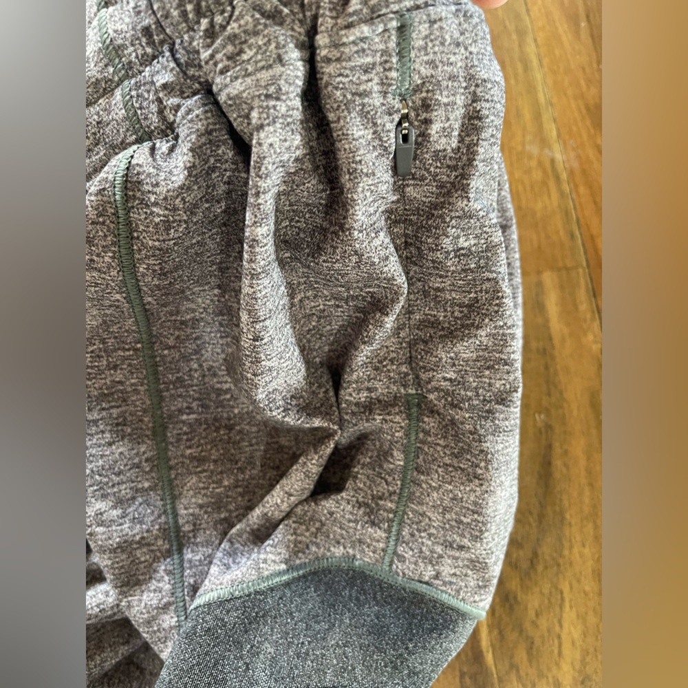 Lululemon shorts gray size 8 - Picture 5 of 9